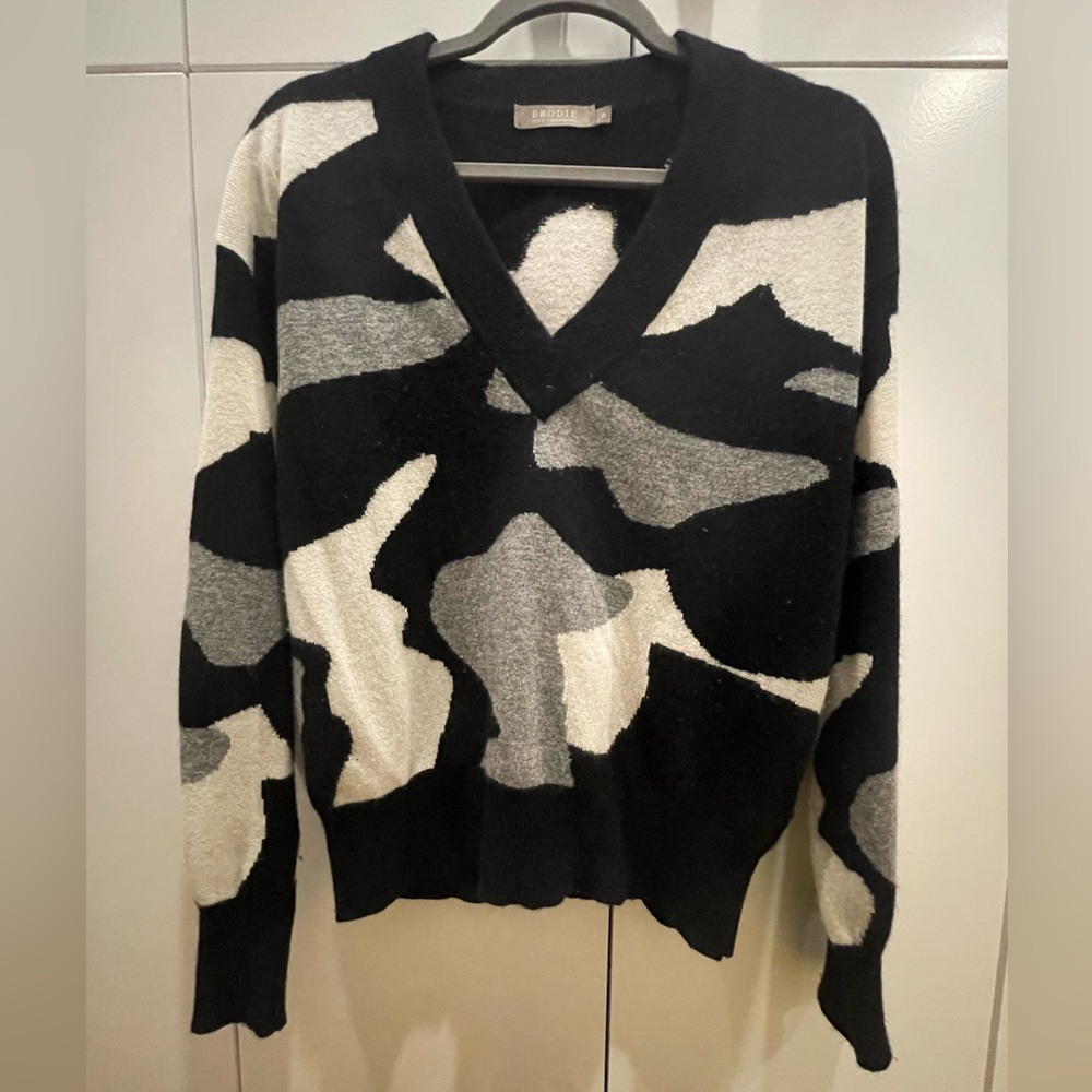 Cashmere pattern v-neck sweater